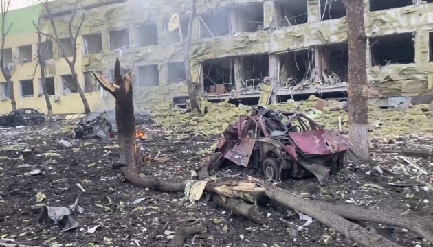 Маріуполь в облозі: російські «Гради» та «Урагани» руйнують будинки, лікарні та магазини