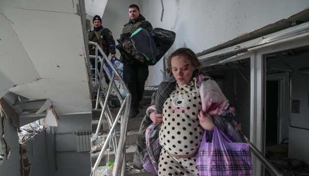 17 verletzte Mitarbeiter und eine Gebärende bei Luftangriff auf Geburtsklinik in Mariupol