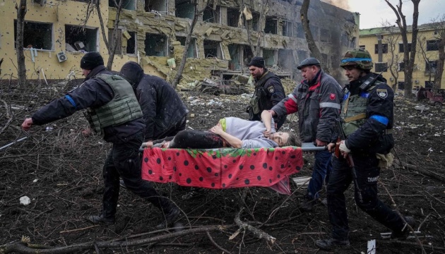 Pregnant woman, injured in airstrike on maternity hospital in Mariupol, dies