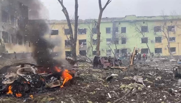Bombardement de l’hôpital à Marioupol : Trois personnes, dont un enfant, tuées et 17 blessées