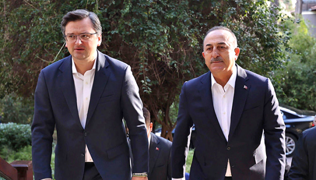 Kuleba informiert türkischen Kollegen über Hauptthemen der Verhandlungen mit Lawrow