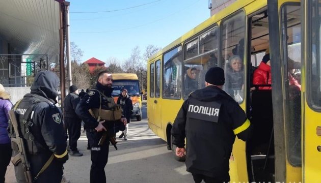 Поліцейські Київщини допомагають евакуйовувати жителів з-під Броварів та Бучі
