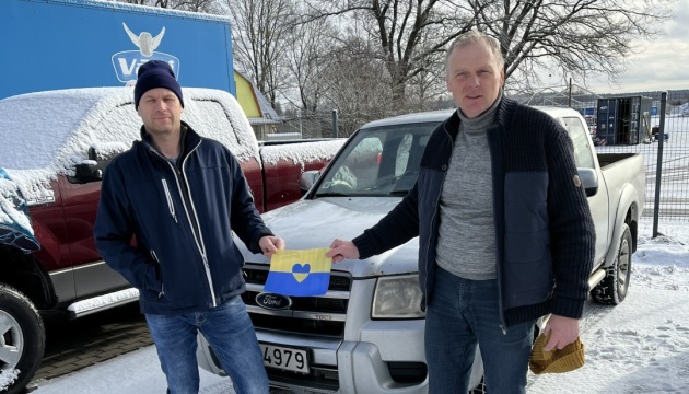 Жителі Латвії передали українським військовим десятки автівок