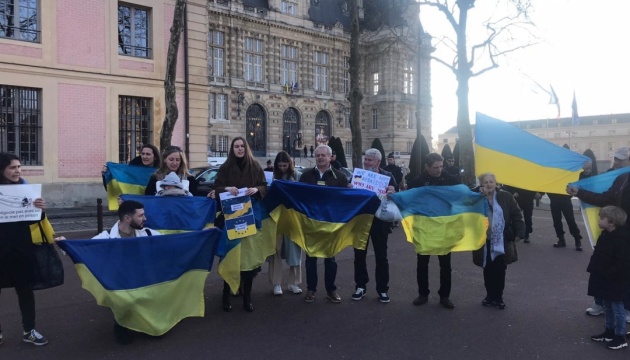 У Версалі українці провели демонстрацію на підтримку вступу України до ЄС