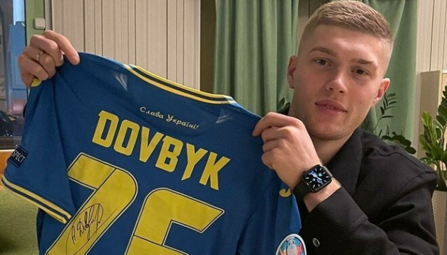 Довбик продав свою футболку збірної України і гроші віддав ЗСУ