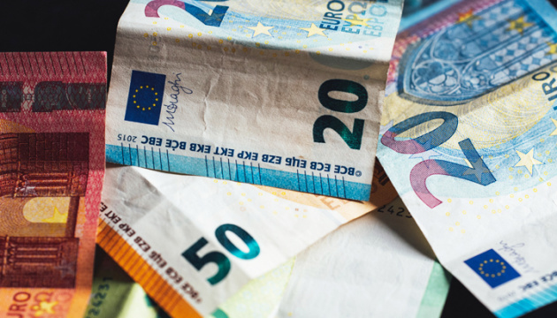 La UE proporciona a Ucrania los primeros EUR300 millones en asistencia macrofinanciera de emergencia