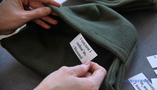 З теплом і любов'ю: у Вінниці шиють балаклави з особливими «лейблами» 