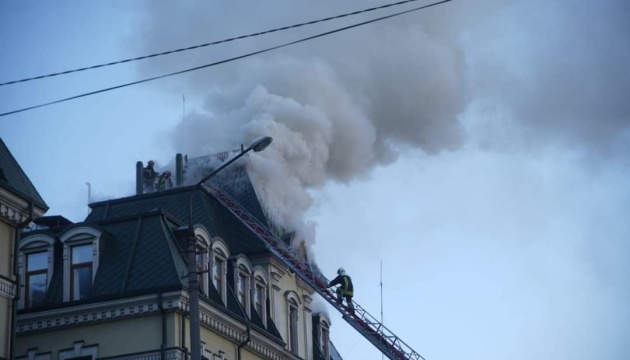 У Києві на Подолі внаслідок ворожого обстрілу загорілась покрівля адмінбудівлі