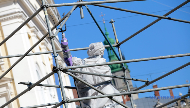 Львівські скульптури одягнули захисну «амуніцію»