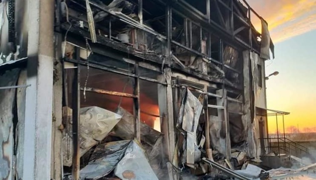 На Київщині в селі Гоголів ліквідували пожежу в рибному цеху після ракетного обстрілу