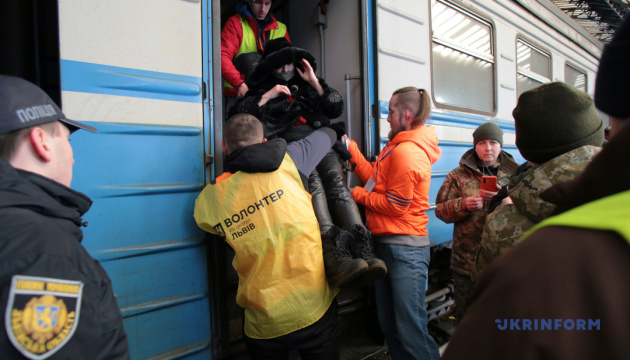 Укрзалізниця за час війни перевезла на Західну Україну 2,5 мільйона людей