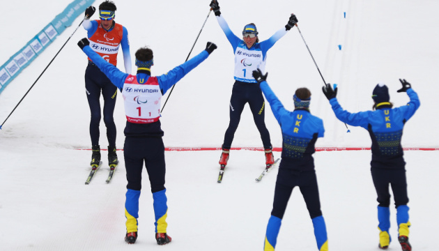 Украинские паралимпийцы выиграли лыжную эстафету в последний день Игр-2022