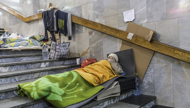 В Харькове людей, которые прятались от обстрелов в метро, переселяют в общежития