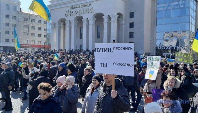 У Херсоні на мітинг проти російських загарбників зібралися тисячі людей