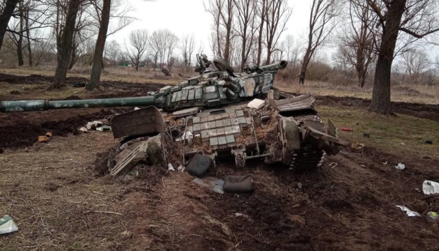 Azov regiment destroys four tanks, two APCs, company of enemy infantry