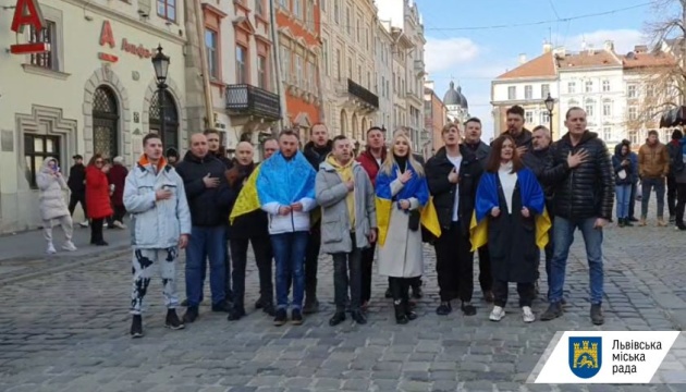 Відомі львівські співаки виконали Державний гімн у центрі Львова