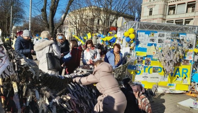 У Ризі 300 активістів робили маскувальні сітки для України - навпроти посольства рф