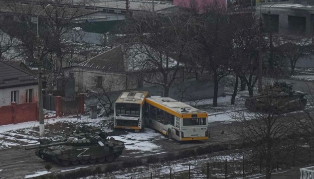 ОП: росія відкидає пропозиції порятунку людей у Маріуполі, бо їй треба знищити місто і «Азов»