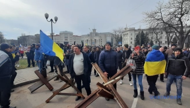 Russian troops use force at peaceful rally in Kherson, injuring protesters