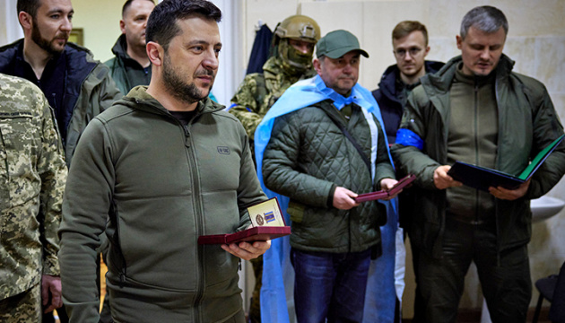 Zełenski odwiedził rannych ukraińskich żołnierzy