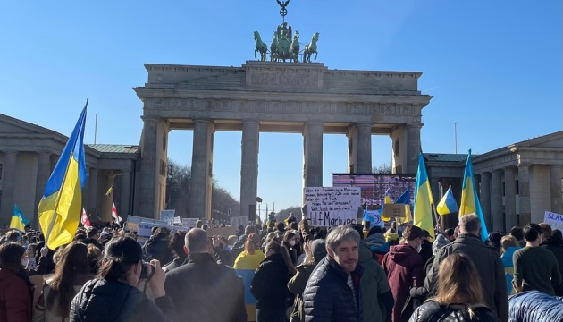 У Німеччині чергові велелюдні демонстрації проти війни рф з Україною