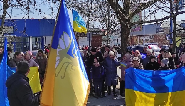 Kherson region community rally crowd perform Ukraine’s National Anthem