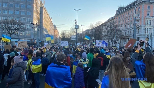 У Відні на марш проти агресії рф в Україні вийшли тисячі людей