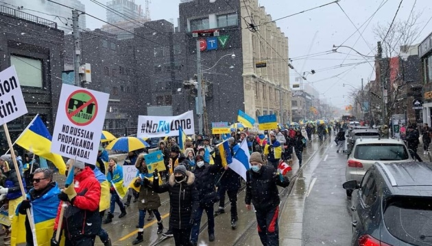 Thousands rally in Canada in support of Ukraine 