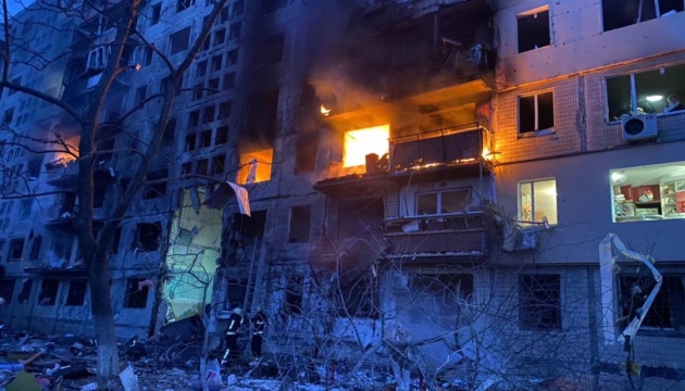 Artillery shell hits apartment block in Kyiv