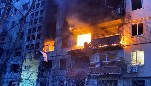 Un proyectil de artillería impacta en un bloque de apartamentos en Kyiv