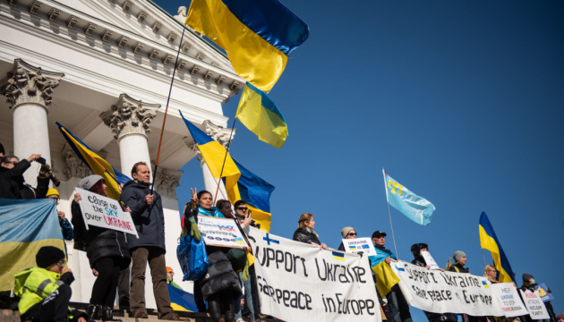 Тисячі людей зібралися в Гельсінкі, щоб підтримати Україну