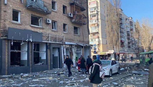 Un muerto y seis heridos tras la caída de restos de un misil en Kyiv