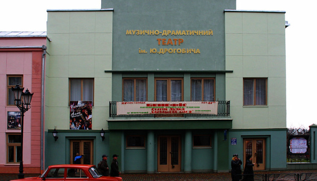 Дрогобицький театр перетворився на кулінарний цех, у якому актори готують для військових