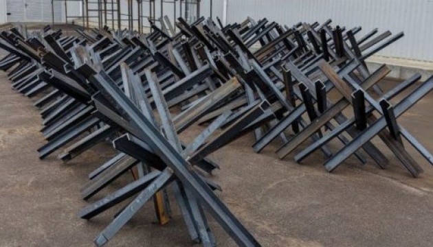 Метінвест з початку бойових дій виготовив понад 35 тисяч сталевих протитанкових їжаків