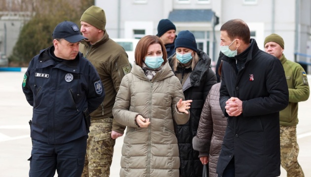 Sandu visits checkpoint on Ukrainian-Moldovan border