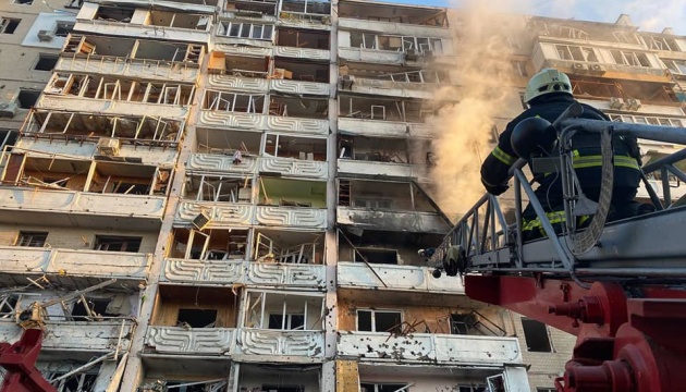 Un proyectil ruso impacta en un bloque de apartamentos en Vynogradar en Kyiv