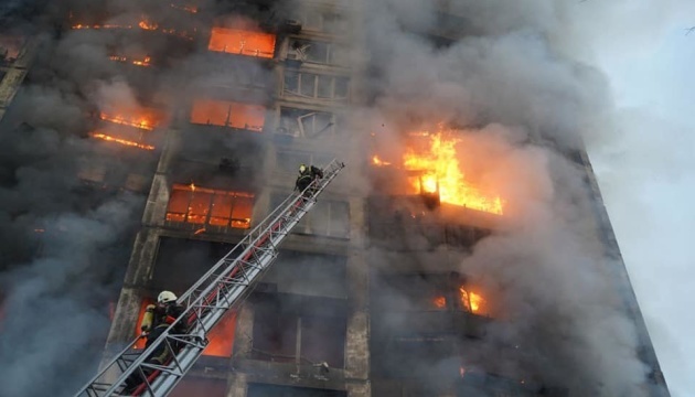 Dos personas muertas en el bombardeo de un edifico residencial de dieciséis pisos en Kyiv