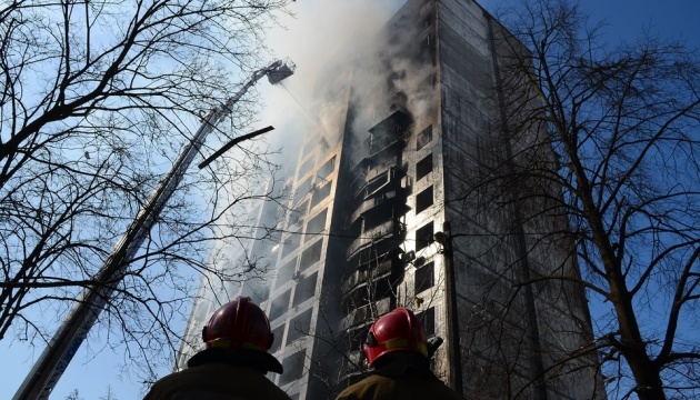 Обстріли Києва:  багатоповерхівка у Святошинському районі згоріла майже дотла