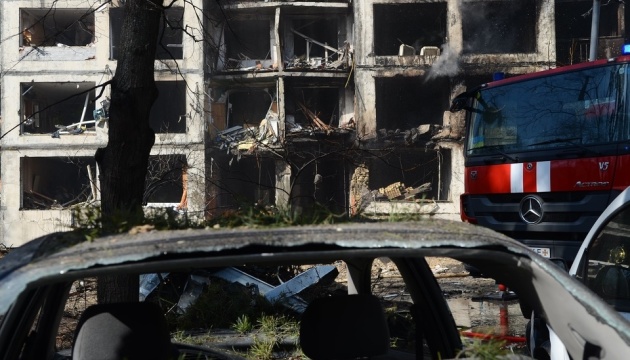Через обстріли у Києві пошкоджені понад 200 житлових будинків 