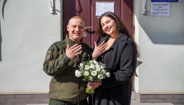 В Україні за час війни зареєстрували 10 683 шлюбів