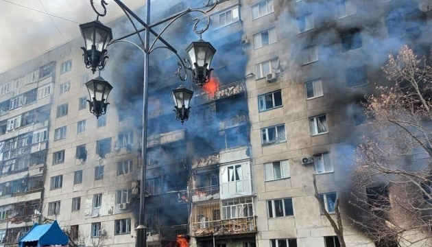 Les troupes russes continuent de pilonner la région de Louhansk, plusieurs villes en flammes 