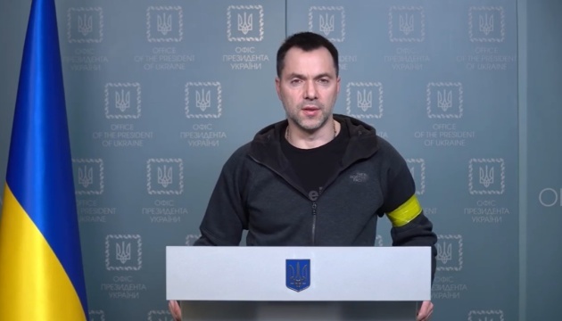 Arestovych: Dos tercios de los misiles rusos en Ucrania impactan en edificios civiles