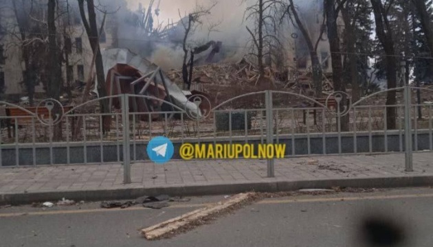 Invaders destroy theater in Mariupol used as bomb shelter for hundreds of people - City Council