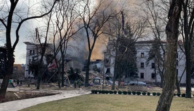 ロシア軍、マリウポリ市で市民の避難先の劇場を爆撃