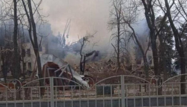 Bombardements du théâtre de Marioupol : 130 personnes secourues 