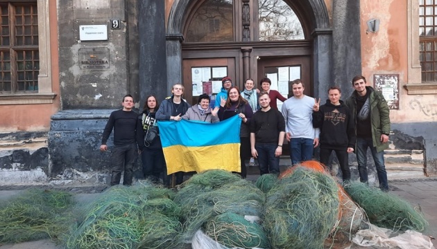 У Львові волонтери отримали 700 кг риболовецької сітки для виготовлення маскувальних