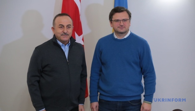El ministro de Asuntos Exteriores de Turquía llega a Ucrania