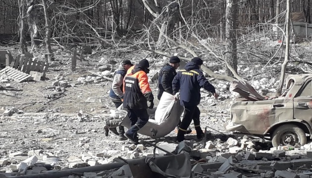 Mueren tres niños y sus padres en un ataque aéreo ruso contra un albergue en Cherníguiv