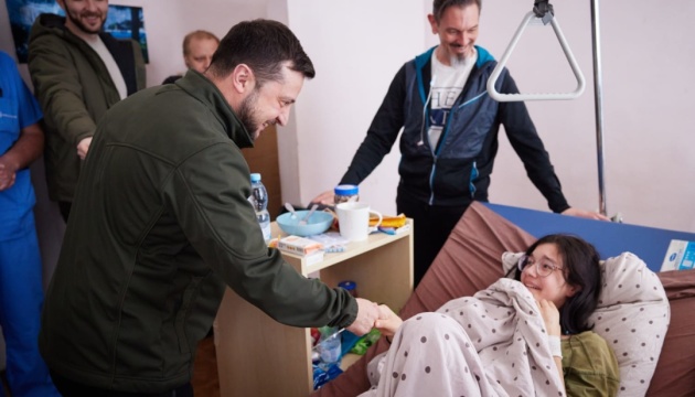 Зеленський відвідав у лікарні родину, яка потрапила під обстріл у Ворзелі