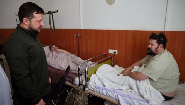 Zelensky comes to hospital to visit people wounded when evacuating from Kyiv Region